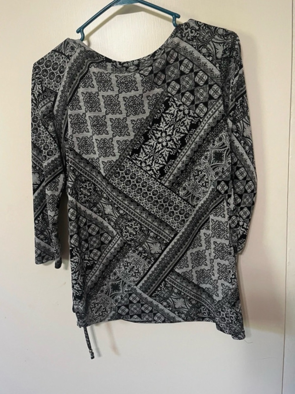 Ruby Rd. Black & Gray Patterned Long Sleeve Ruched Side Top - Picture 4 of 4